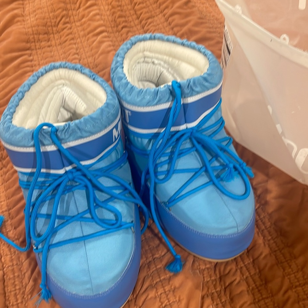 New never have been worn moon boots